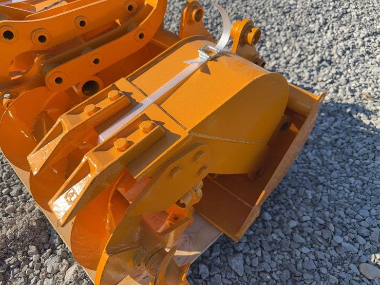 qty-(8)-cat-301-excavator-attachments-image-4