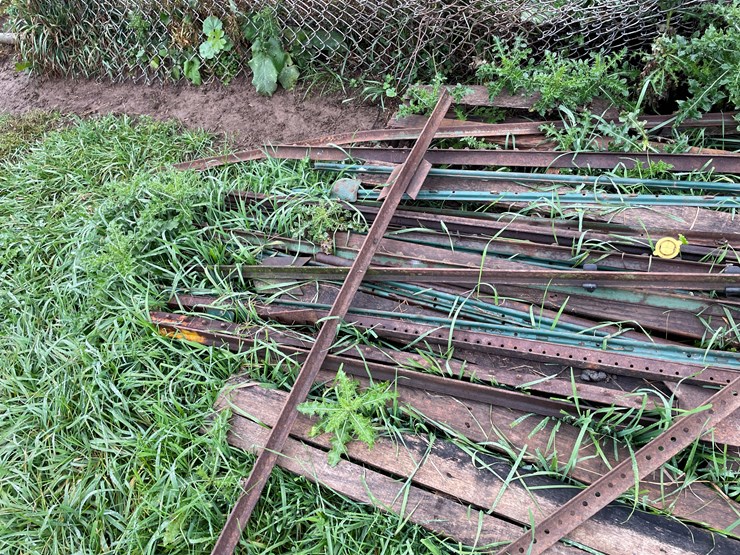 #9609-•-(2)-pallets-steel-t-posts-image-7