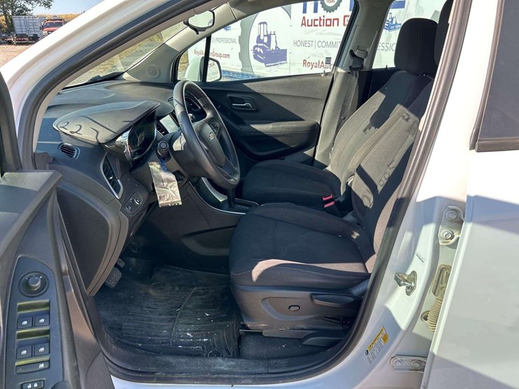 2017-chevrolet-trax-ls-suv-image-11