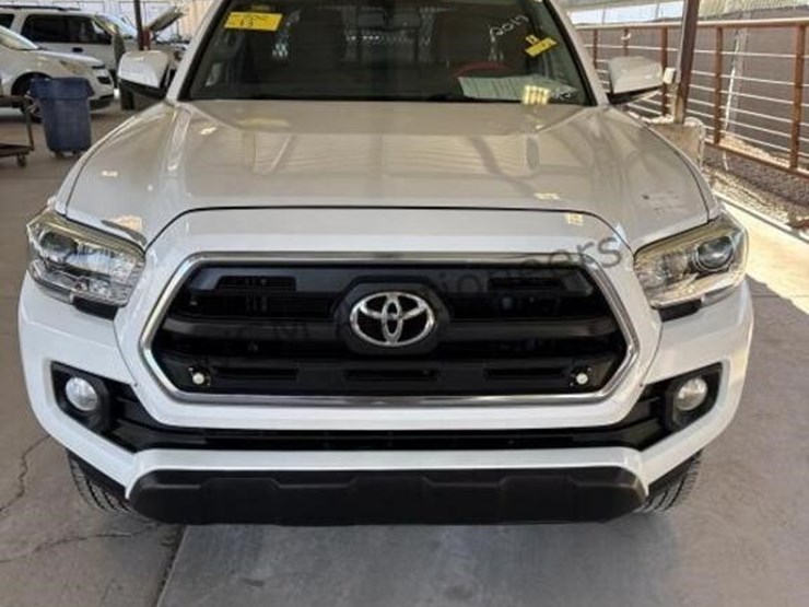 2017-toyota-tacoma-image-3