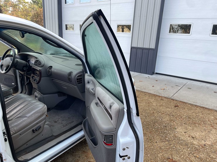 1999-chrysler-town-&-country-image-85