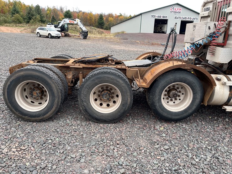 #1000-•-2005-mack-semi-tractor-(has-mi-title)-image-9