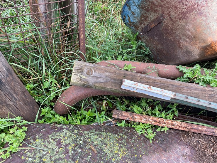 #9610-•-pile-of-miscellaneous-metal-image-7