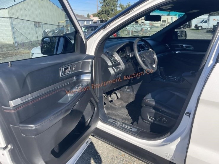 2016-ford-explorer-image-12