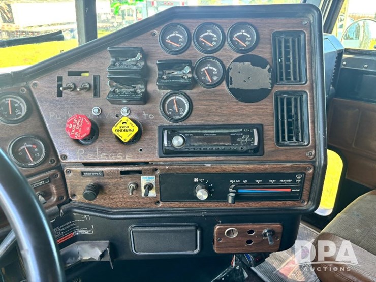 1993-freightliner-fld120-image-91