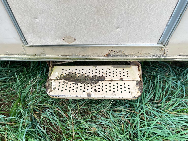 #8044-•-1986-3-horse-gooseneck-camper-trailer-(no-title)-image-30