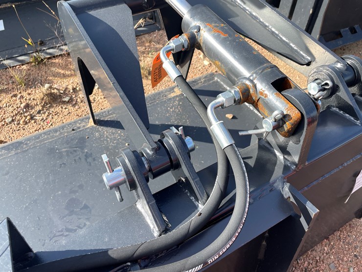 #4079-•-84"-smooth-faced-grapple-bucket-attachment-image-10