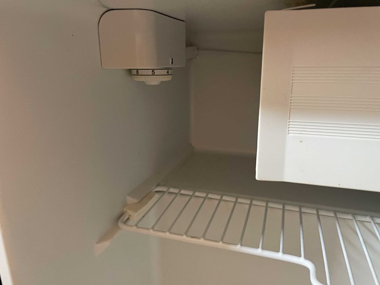 #6620-•-mini-fridge-image-10