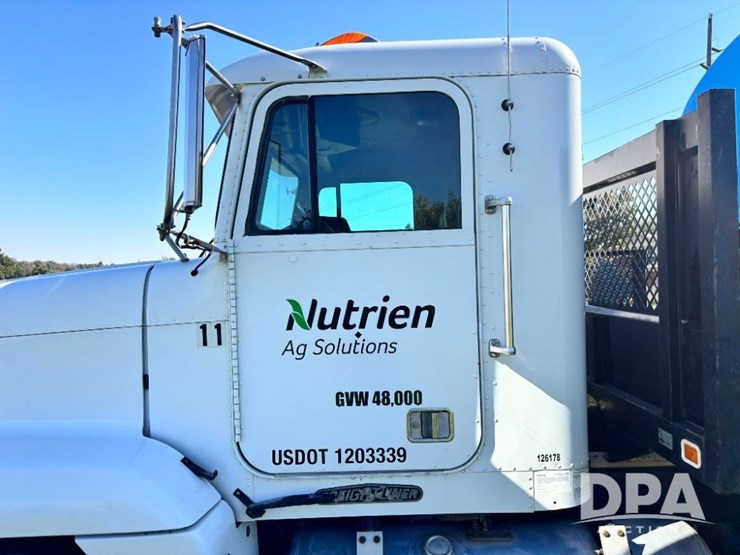 1993-freightliner-fld120-image-26