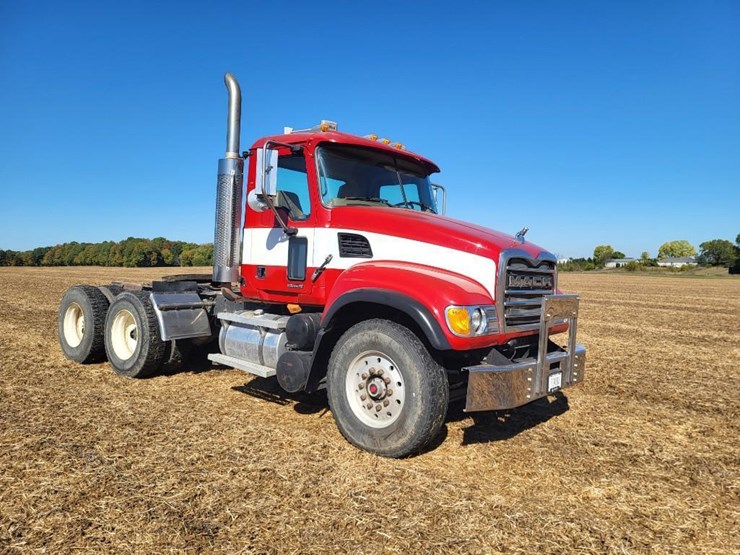 2004-mack-granite-cv713-image-1