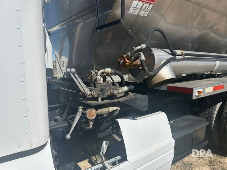 2006-freightliner-century-dry-truck-(cp1180-unit-16052)-image-12