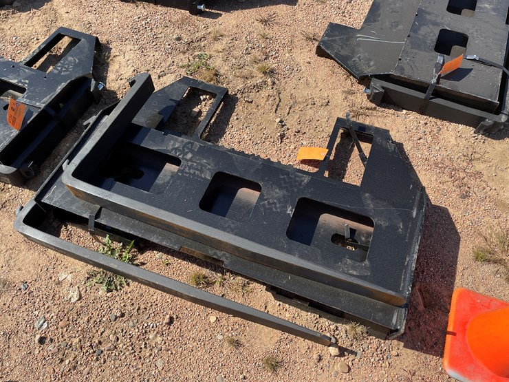 #4135-•-universal-pallet-fork-attachment-image-1