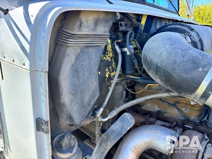 1993-freightliner-fld120-image-75