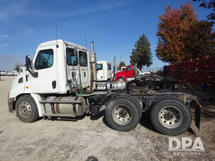 2018-freightliner-cascadia-day-cab-truck-(pz13986,-unit-405)-image-27