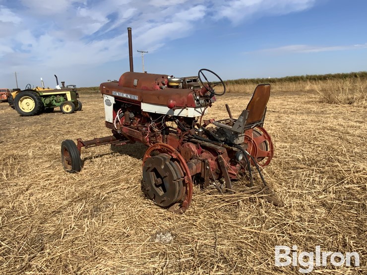 1959-farmall-560-2wd-tractor-image-7