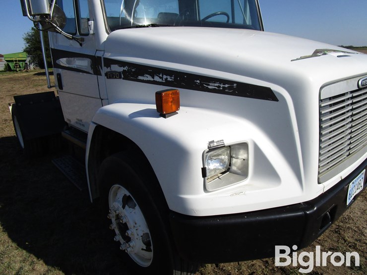 2000-freightliner-fl70-image-17