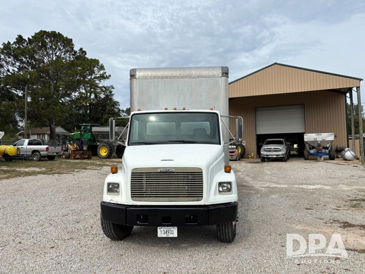 2000-freightliner-fl70-image-17