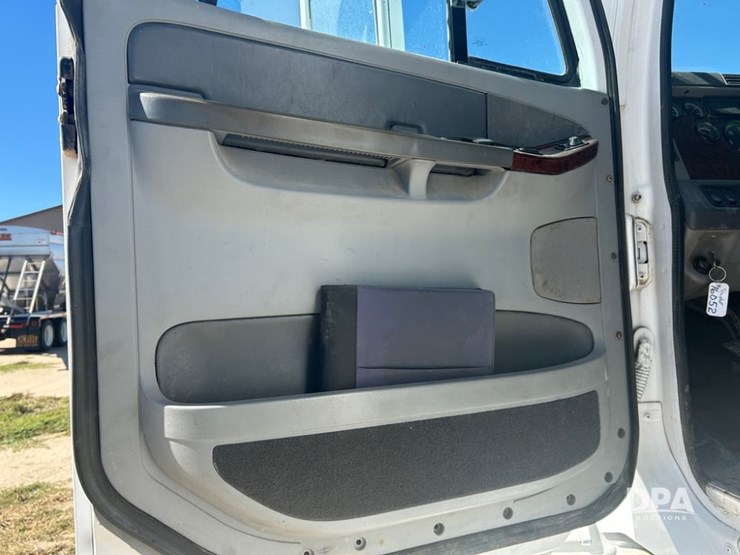 2006-freightliner-century-dry-truck-(cp1180-unit-16052)-image-30