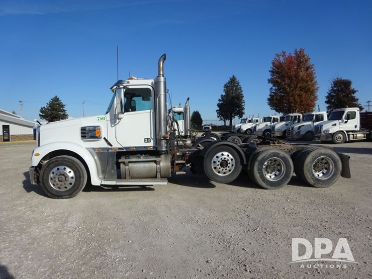 2016-freightliner-coronado-day-cab-glider-truck-(pz13983,-unit-716)-image-38