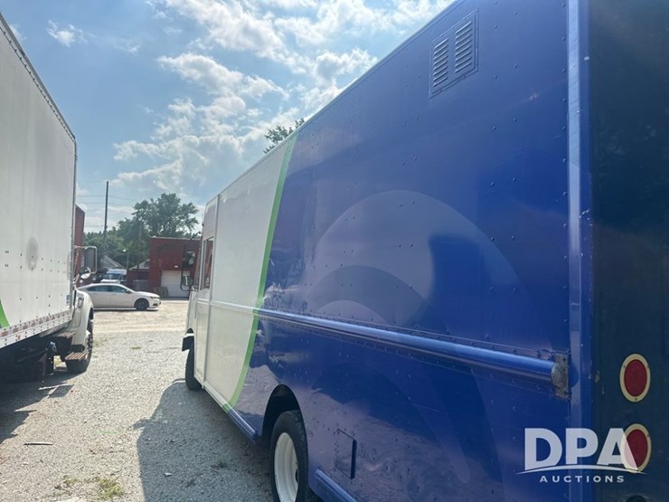 2012-ford-f59-image-10