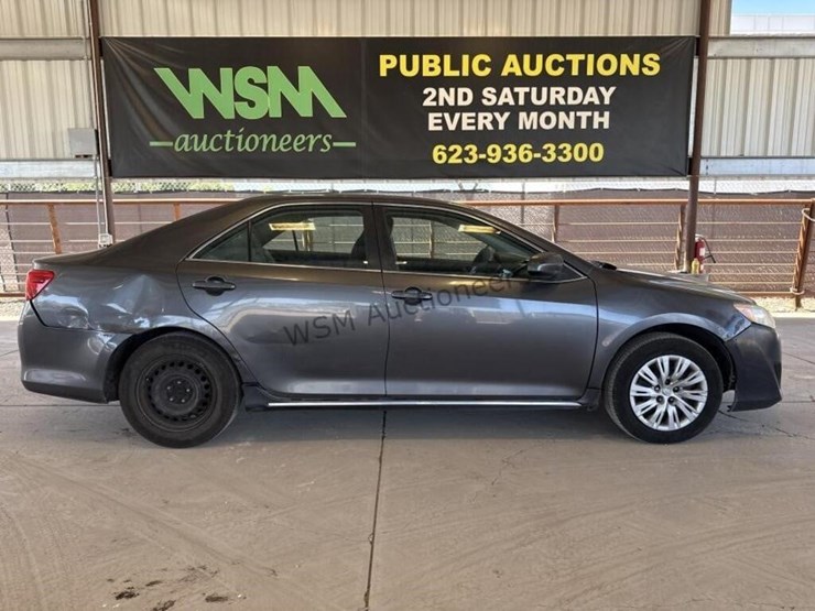 2014-toyota-camry-sdn-image-1