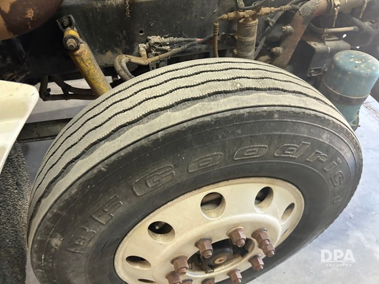 1999-freightliner-fld120-image-23