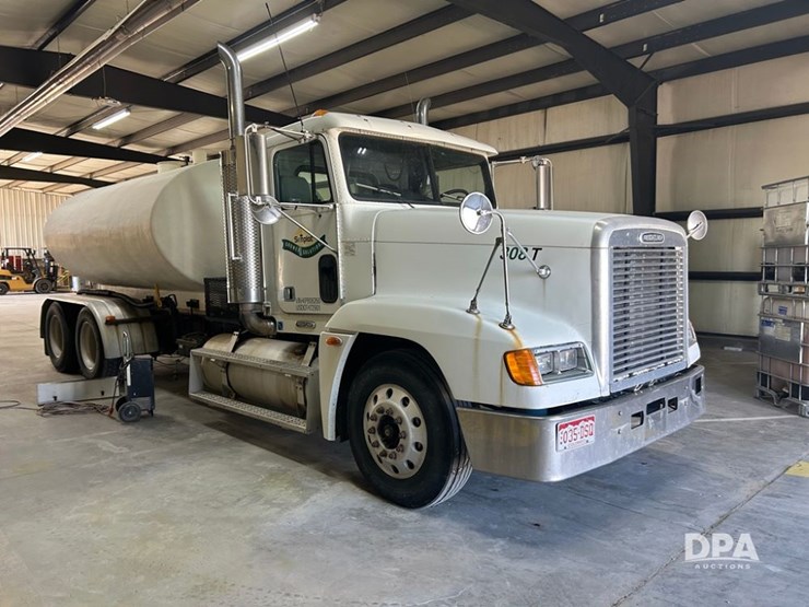 1999-freightliner-fld120-image-10