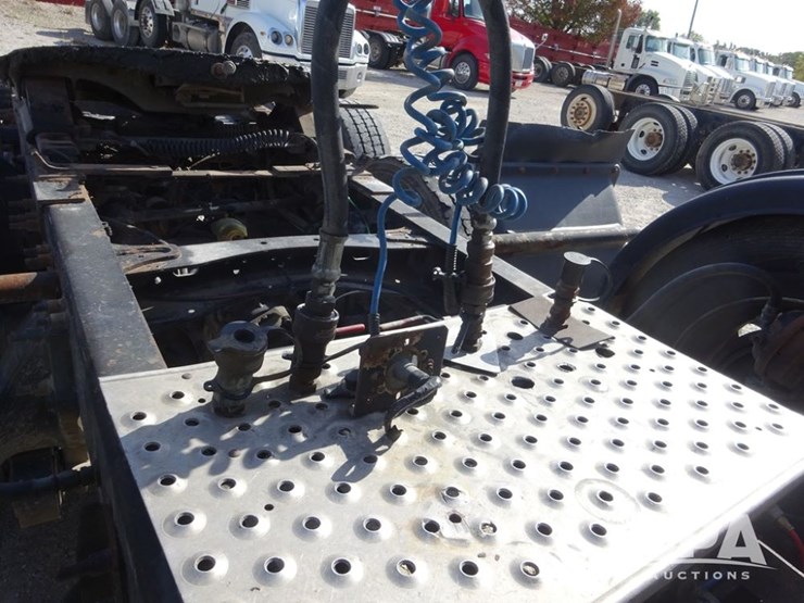 2017-freightliner-coronado-day-cab-glider-truck-(pz13993,-unit-725)-image-69