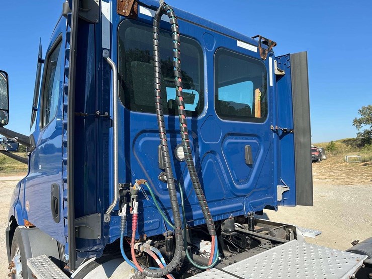 2021-freightliner-cascadia-116-image-19