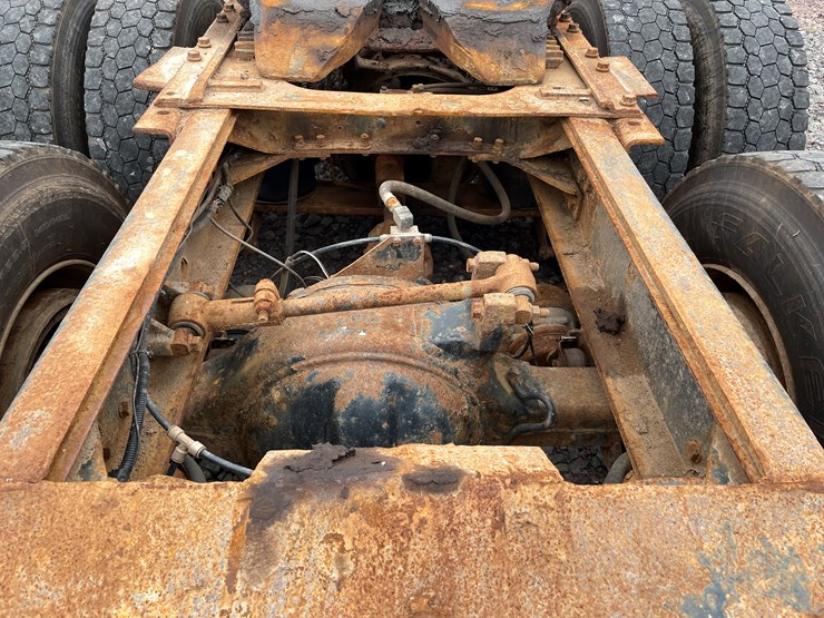 #1000-•-2005-mack-semi-tractor-(has-mi-title)-image-12