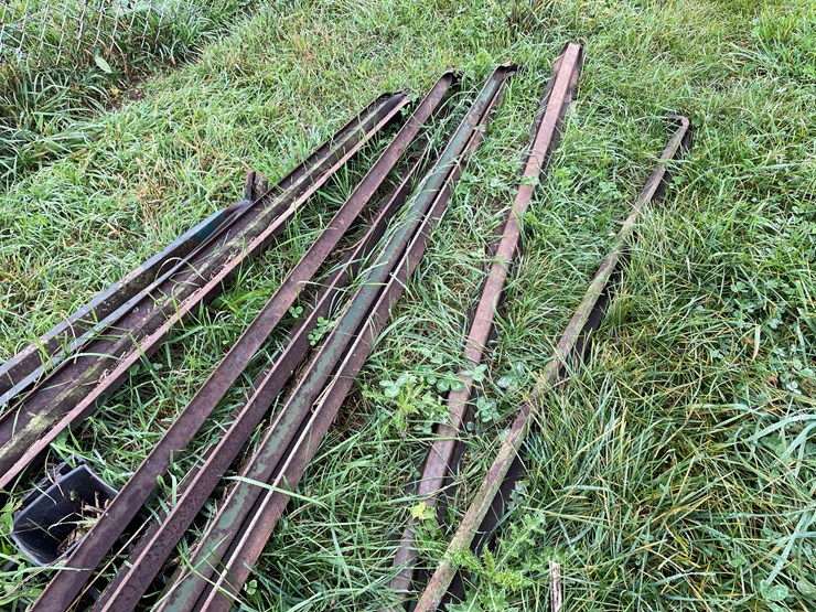 #9605-•-pile-of-steel-supports-image-3