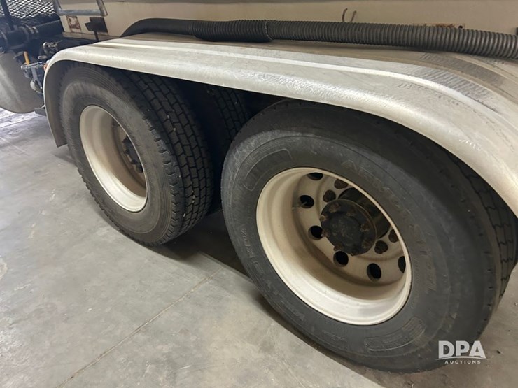 1999-freightliner-fld120-image-19