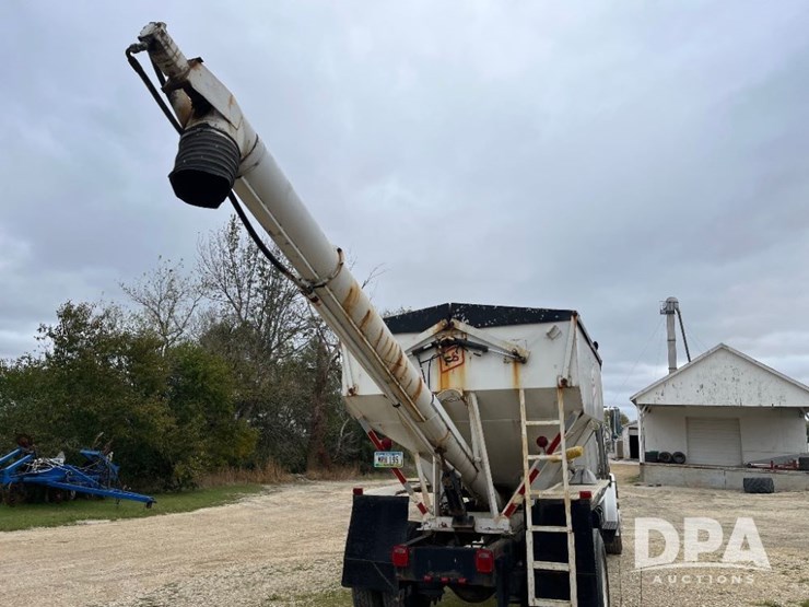 1995-freightliner-fl70-image-10