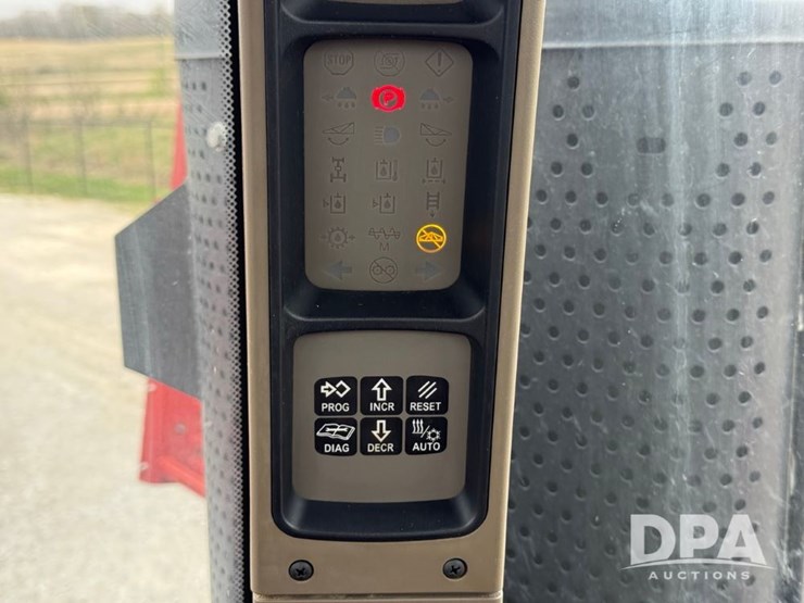 2020-case-ih-trident-5550-image-51