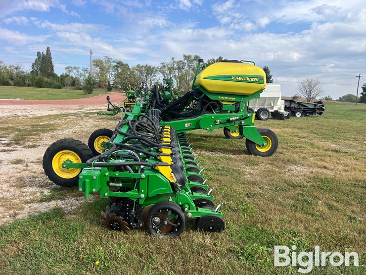 2019-john-deere-1725-image-8