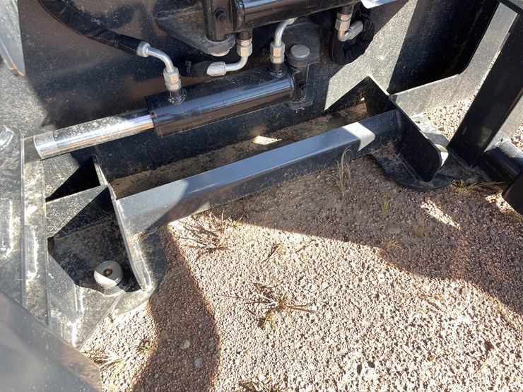 #4085-•-wolverine-skidsteer-bale-squeeze-attachment-image-13