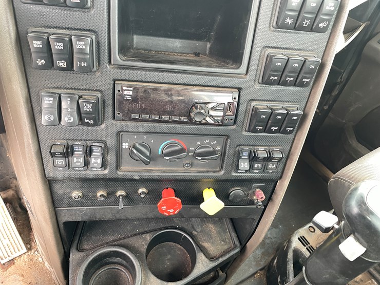 #1002-•-2021-international-semi-tractor-(has-mi-title)-image-29