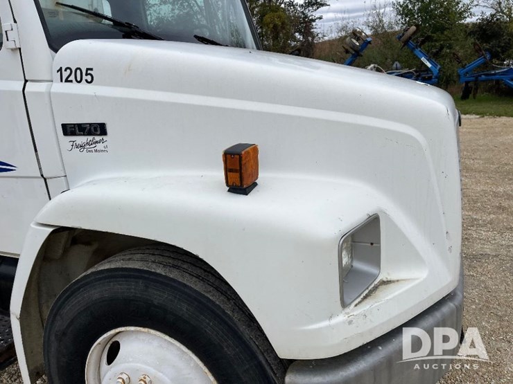 1995-freightliner-fl70-image-22