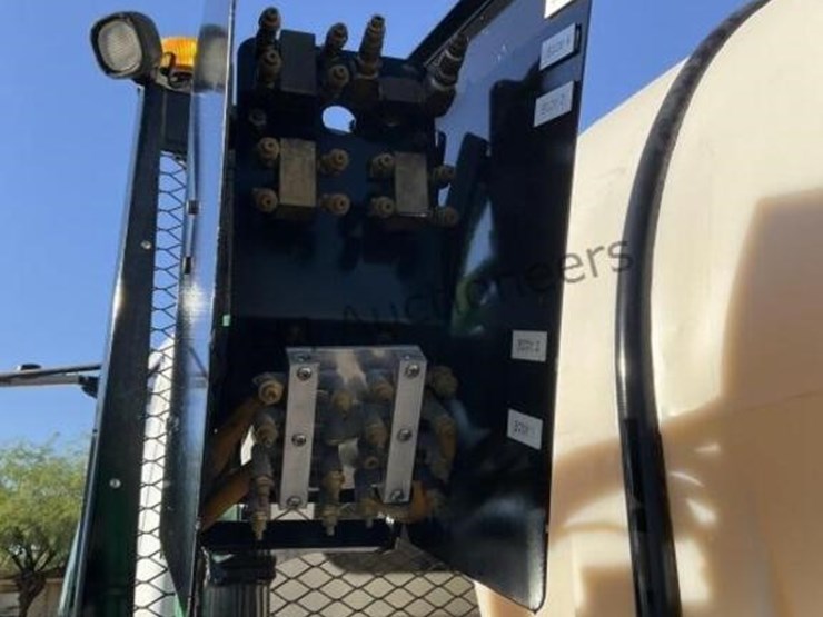 2014-international-4300lp-spray-truck-image-11