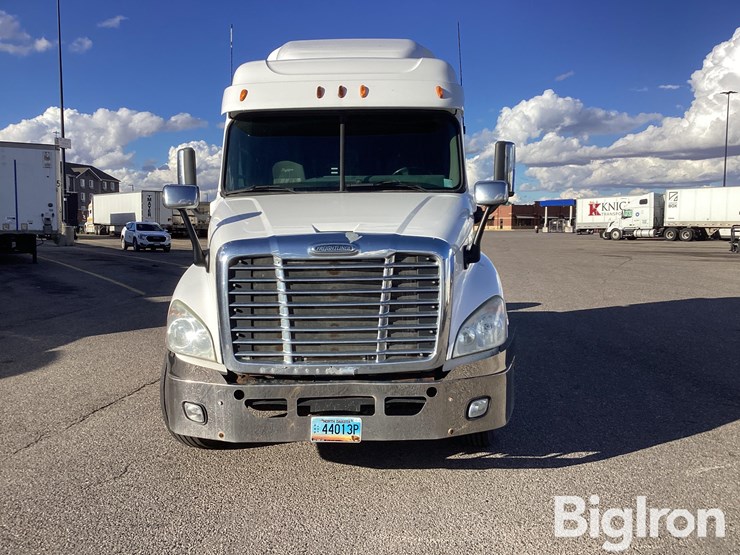 2013-freightliner-cascadia-125-image-2