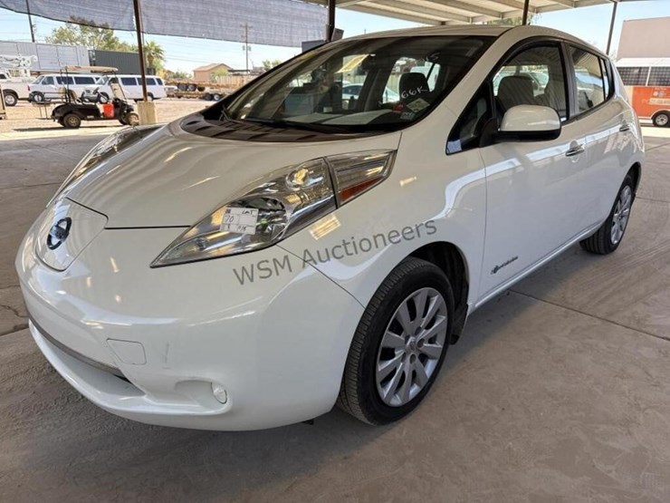 2015-nissan-leaf-s-hatchback-image-4