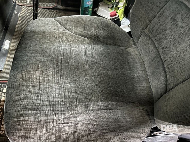 1999-freightliner-fld120-image-35