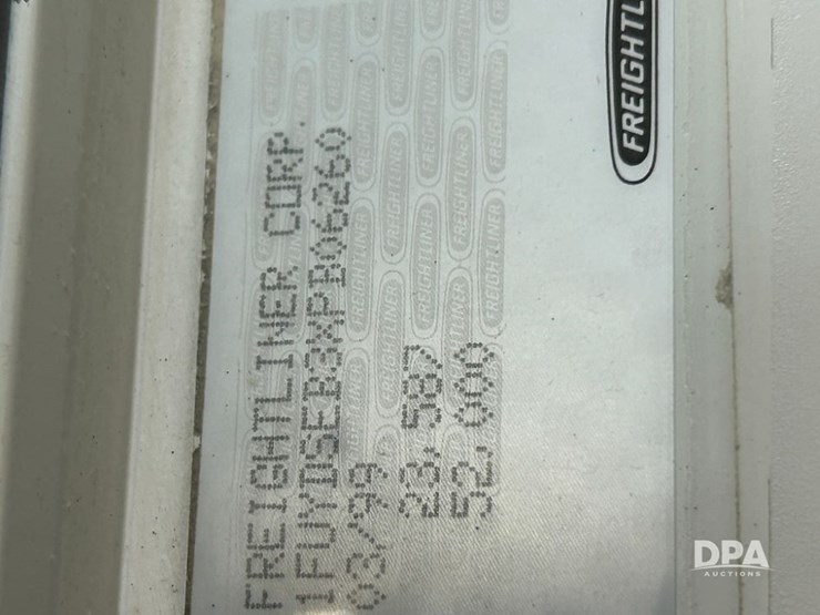 1999-freightliner-fld120-image-52