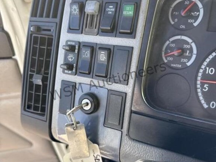 2004-freightliner-fl70-image-21