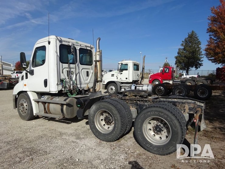 2018-freightliner-cascadia-day-cab-truck-(pz13986,-unit-405)-image-26