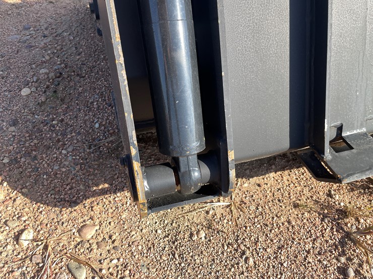 #4078-•-72"-4-in-1-bucket-attachment-image-6