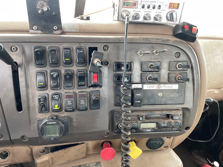 #1000-•-2005-mack-semi-tractor-(has-mi-title)-image-23