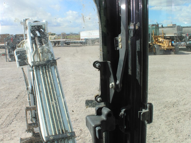 2016-bobcat-e32i-image-57