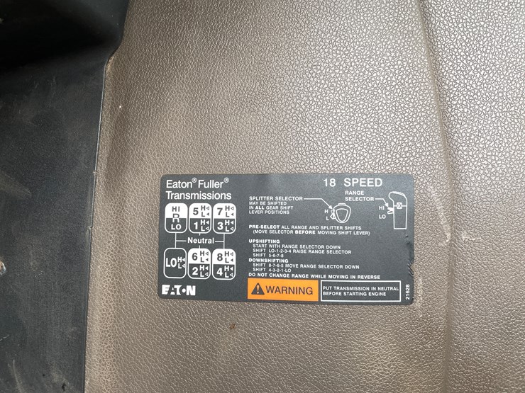 #1002-•-2021-international-semi-tractor-(has-mi-title)-image-36