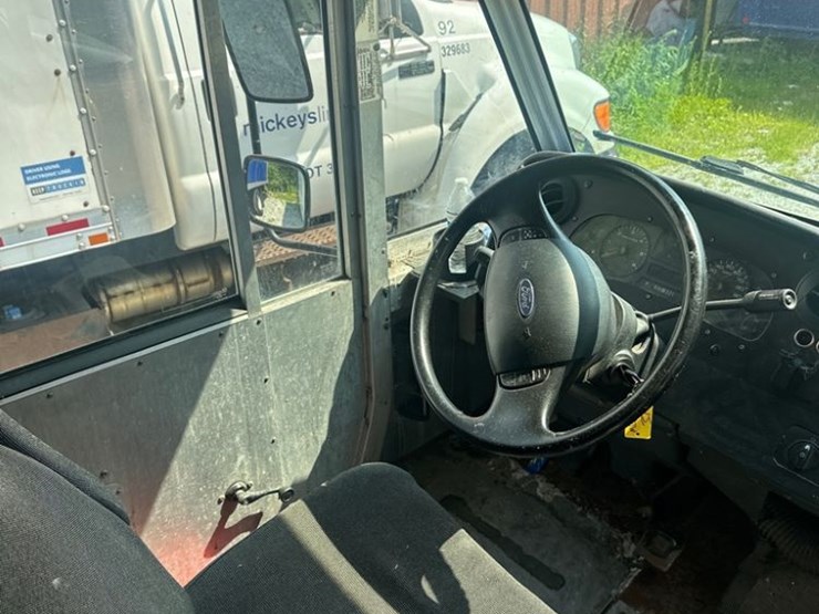 2012-ford-f59-image-31